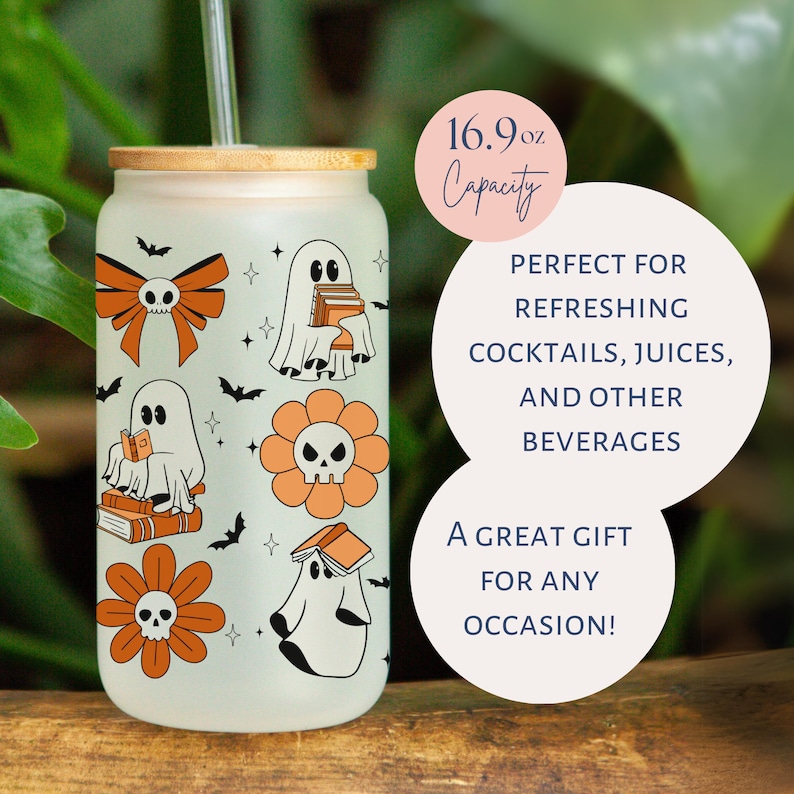 Op de afbeelding: Een frosted glazen beker met een bamboe deksel en rietje, met Halloween-thema illustraties. Het ontwerp bevat geesten, bloemen met schedelcentra, vleermuizen en strikken in oranje en zwart. Inhoud: ongeveer 500 ml.