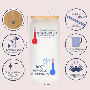 Op de afbeelding: Een matglazen beker met een bamboe deksel en rietje. De beker is 15 cm hoog en 7,5 cm breed, met een inhoud van 500 ml. Het heeft de tekst "Best for Cold Beverages" en "Optimal for beverages under 40&deg;C to ensure safety."