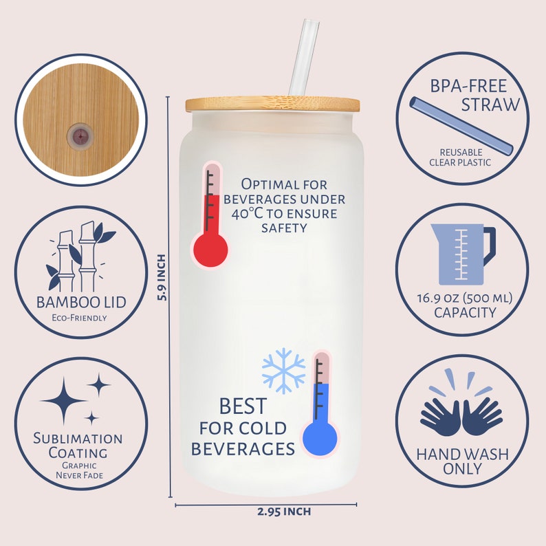 Op de afbeelding: Een matglazen beker met een bamboe deksel en rietje. De beker is 15 cm hoog en 7,5 cm breed, met een inhoud van 500 ml. Het heeft de tekst "Best for Cold Beverages" en "Optimal for beverages under 40&deg;C to ensure safety."
