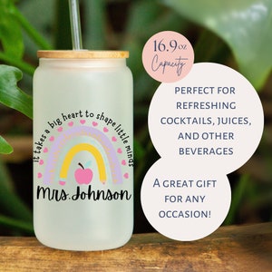 Puede incluir: Un vaso de vidrio esmerilado con tapa de bamb&uacute; y una pajita. Presenta un arco&iacute;ris con un l&aacute;piz y una manzana y el texto "It takes a big heart to shape little minds Mrs. Johnson". El vaso tiene una capacidad de 16,9 oz.