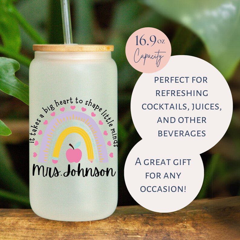 Puede incluir: Un vaso de vidrio esmerilado con tapa de bamb&uacute; y una pajita. Presenta un arco&iacute;ris con un l&aacute;piz y una manzana y el texto "It takes a big heart to shape little minds Mrs. Johnson". El vaso tiene una capacidad de 16,9 oz.