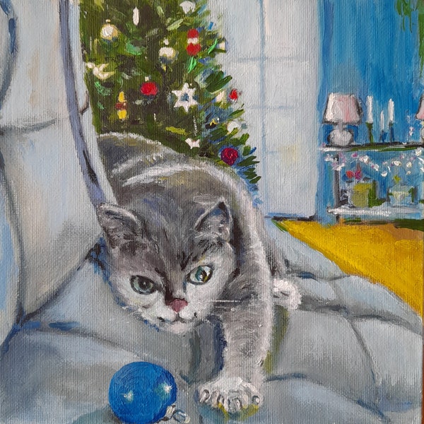 Weihnachtsthema. Warten auf Weihnachten. Katze und Weihnachtsbaum. Gegenwärtig. Grüner Baum. Katze auf einem Stuhl.