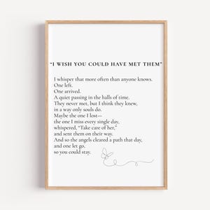 Puede incluir: Una impresión enmarcada con un marco de madera clara. La impresión presenta un poema con el título "I WISH YOU COULD HAVE MET THEM" en texto negro sobre un fondo blanco. Una delicada ilustración de mariposa está en la parte inferior.