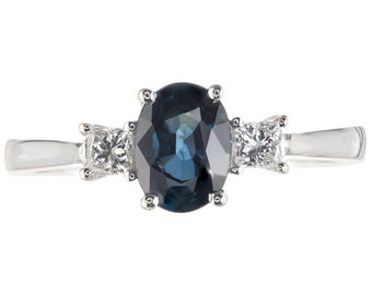 Anello di fidanzamento con tre pietre in oro bianco con zaffiro blu reale da .92 carati e diamante