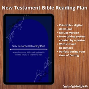 Puede incluir: Una tableta digital que muestra un gráfico azul y blanco con el texto "New Testament Reading Plan". El texto "A New Testament Bible reading plan with checklist for you to finish in 40 Days" también se muestra. La tableta está sobre una superficie de madera. El texto "Printable / digital download, Deluxe version, Note-taking system created by a pastor, With cut out bookmark, Perfect during your time of fasting" se muestra en el lado derecho de la imagen.
