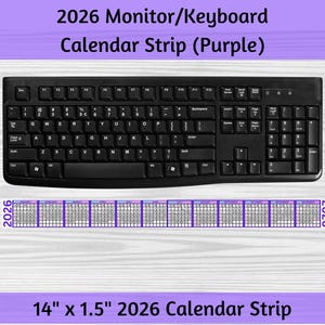Op de afbeelding: Een zwart computertoetsenbord met een kalenderstrook van 2026 eronder. De kalenderstrook is paars en wit, met het jaartal 2026 aan elk uiteinde. Het toetsenbord is 35,56 cm breed en de kalenderstrook is 3,81 cm breed.