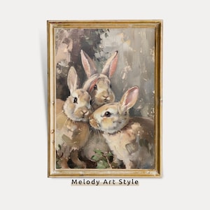 Puede incluir: Una pintura vintage de tres conejos marrones con pelaje suave, sobre un fondo tenue de verdes y marrones. Los conejos miran al espectador con expresiones curiosas. La pintura está enmarcada en un marco dorado.