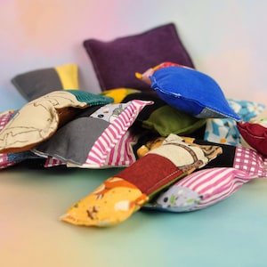 Cuscini da gioco per gatti fatti a mano • Set da 2 • Erba gatta o valeriana • Riciclo creativo • Cuscini morbidi • Giocattoli per gatti • Ritagli di tessuto