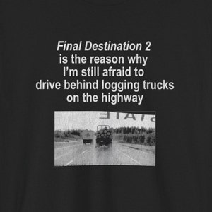 Könnte beinhalten: Schwarzweißbild eines Holzlastwagens auf einer Autobahn. Der Text "Final Destination 2 is the reason why I'm still afraid to drive behind logging trucks on the highway" steht über dem Bild.