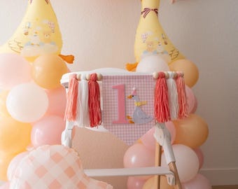 ピンクの Silly Goose バースデーハイチェアバナー 1 個、1st タッセルガーランド、ケーキスマッシュハイチェアバナー、ピンクの Silly Goose バナー