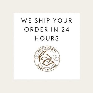 K&ouml;nnte beinhalten: Wei&szlig;es quadratisches Grafikdesign mit dem Text "WE SHIP YOUR ORDER IN 24 HOURS". Darunter befindet sich ein kreisf&ouml;rmiges Logo mit einer Fuchsdarstellung und den Worten "FOX'S PARTY DECOR".