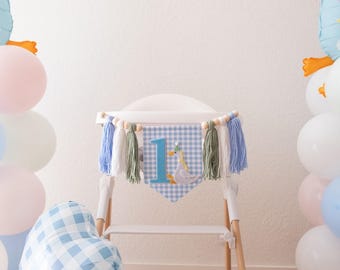 Silly Goose バースデーハイチェアバナー 1 枚、タッセルガーランド 1 枚、ケーキスマッシュハイチェアバナー 1 枚、青い Silly Goose バナー 1 枚、Silly Goose テーマ