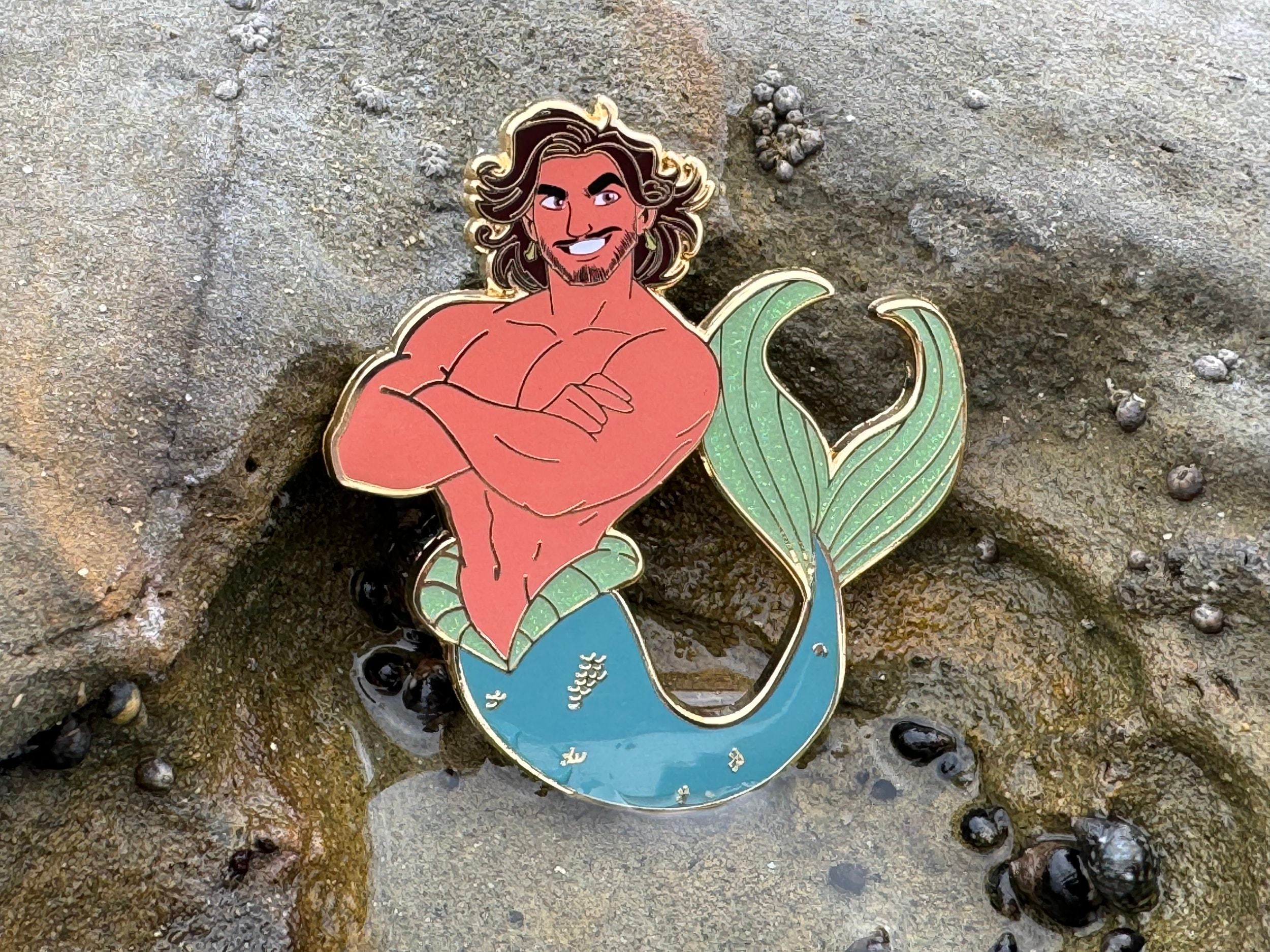 Pin de esmalte de tritón con diseño de Lucas / Diseño de esmalte duro de fantasía de coleccionistas con purpurina y detalles serigrafiados / Tamaño de 2,5"