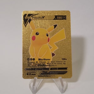 Könnte beinhalten: Eine goldfarbene Pikachu V-Sammelkarte mit einem gelben Pikachu-Charakter mit roten Wangenkreisen und schwarzspitzigen Ohren. Die Karte hat deutschen Text und wird auf einem transparenten Kunststoffständer angezeigt.