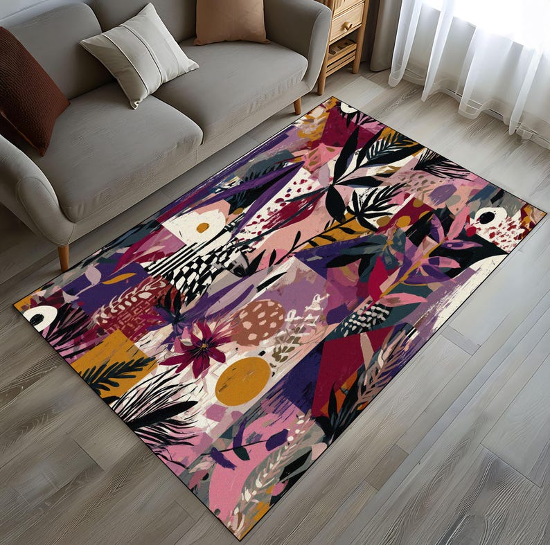 Puede incluir: Una alfombra rectangular con un colorido dise&ntilde;o floral abstracto. La alfombra presenta una mezcla de formas geom&eacute;tricas y elementos bot&aacute;nicos rosas, morados, amarillos y negros, creando un patr&oacute;n vibrante y art&iacute;stico. La alfombra est&aacute; colocada sobre un suelo de madera.