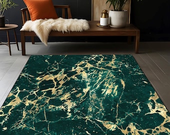 Puede incluir: Una alfombra de área con estampado de mármol verde y dorado con un diseño moderno. La alfombra tiene un fondo verde oscuro con vetas y remolinos dorados.
