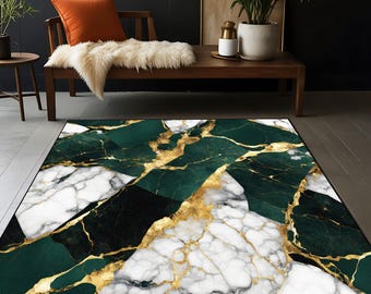 Puede incluir: Una alfombra rectangular con diseño de mármol. La alfombra presenta un patrón de vetas verde esmeralda, blancas y doradas. La alfombra está sobre un suelo de madera, con un banco de madera y plantas en el fondo.