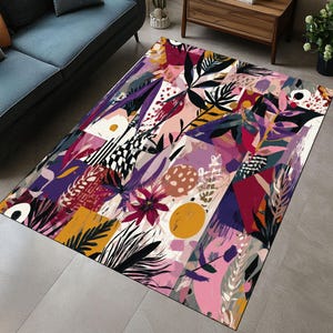 Puede incluir: Una alfombra rectangular con un dise&ntilde;o floral abstracto y vibrante. La alfombra presenta un mosaico de colores que incluyen morado, rosa, amarillo y negro. El dise&ntilde;o incorpora elementos bot&aacute;nicos como hojas y flores.