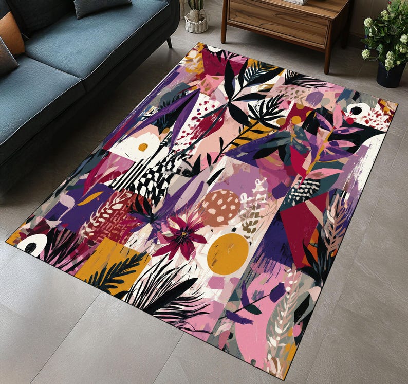 Puede incluir: Una alfombra rectangular con un dise&ntilde;o floral abstracto y vibrante. La alfombra presenta un mosaico de colores que incluyen morado, rosa, amarillo y negro. El dise&ntilde;o incorpora elementos bot&aacute;nicos como hojas y flores.