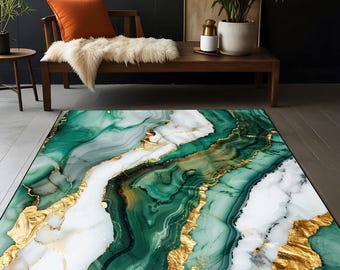 Puede incluir: Alfombra de área abstracta con un patrón de mármol verde y blanco y acentos dorados. La alfombra tiene un diseño moderno y contemporáneo.