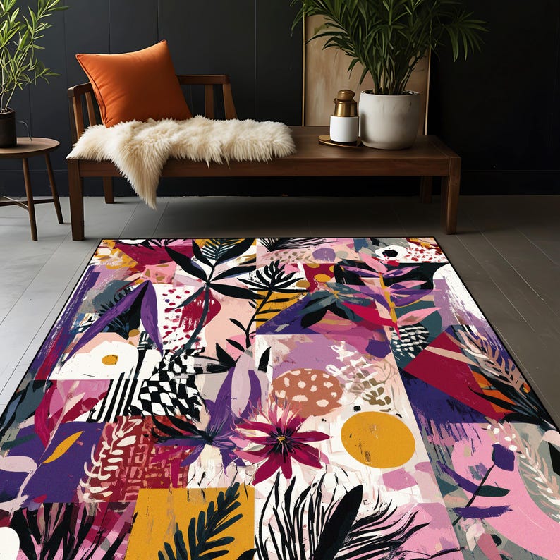 Puede incluir: Una alfombra rectangular con un dise&ntilde;o floral abstracto y vibrante. La alfombra presenta un mosaico de formas coloridas, incluyendo hojas, flores y patrones geom&eacute;tricos en tonos de rosa, morado, amarillo y negro. La alfombra est&aacute; colocada sobre un suelo de madera.