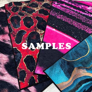 Puede incluir: Una colecci&oacute;n de muestras de tela con varios dise&ntilde;os. Los dise&ntilde;os incluyen un estampado de leopardo rojo y negro, un estampado de cebra rosa y negro, un dise&ntilde;o de purpurina rosa y negro y un patr&oacute;n abstracto azul y dorado. La palabra "SAMPLES" est&aacute; impresa en blanco.