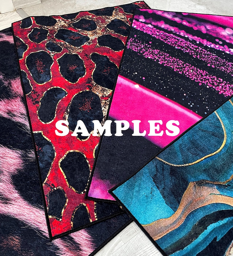 Puede incluir: Una colecci&oacute;n de muestras de tela con varios dise&ntilde;os. Los dise&ntilde;os incluyen un estampado de leopardo rojo y negro, un estampado de cebra rosa y negro, un dise&ntilde;o de purpurina rosa y negro y un patr&oacute;n abstracto azul y dorado. La palabra "SAMPLES" est&aacute; impresa en blanco.