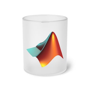 Könnte beinhalten: Eine weiße Keramiktasse mit einer 3D-Grafik einer abstrakten Form in Rot, Orange und Blau. Die Form ähnelt einem Berg oder einer Welle.
