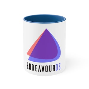 Könnte beinhalten: Weiße Keramiktasse mit blauem Rand und einem geometrischen Design in Lila, Blau und Rot. Der Text "ENDEAVOUROS" ist in Schwarz am Boden der Tasse aufgedruckt.
