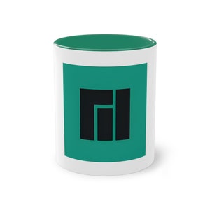 Puede incluir: Taza de cerámica blanca con borde verde y un logotipo en blanco y negro de un cuadrado estilizado con tres líneas verticales en su interior. El logotipo está sobre un fondo verde.