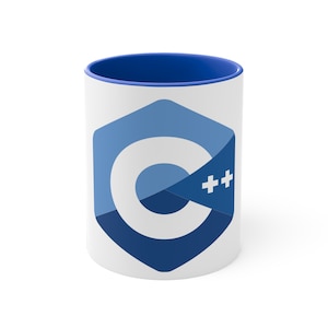 Może przedstawiać: Biały ceramiczny kubek z niebieskim wnętrzem. Kubek posiada duże, stylizowane logo "C" w odcieniach niebieskiego, z symbolami "++". Kubek przeznaczony jest do gorących napojów i nadaje się do użytku domowego lub biurowego.