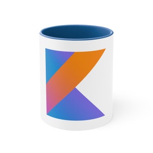 Peut inclure: Une tasse en céramique blanche avec un bord bleu et un logo Kotlin coloré imprimé sur le devant.
