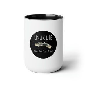 Może przedstawiać: Biały kubek ceramiczny z czarnym rantem i czarnym okrągłym logo z napisem "LINUX LITE" z białym piórem i tekstem "simple fast free" poniżej.