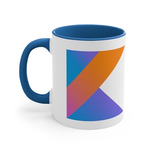Peut inclure: Une tasse en céramique blanche avec un bord et une poignée bleus. La tasse présente un logo coloré avec un design bleu, violet, orange et rose.