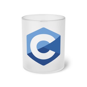 Könnte beinhalten: Ein weißer, mattierter Glasbecher mit einem blau-weißen geometrischen Design. Das Design ist ein stilisiertes "C" in einem blauen Sechseck. Der Becher ist zylindrisch und scheint leer zu sein.