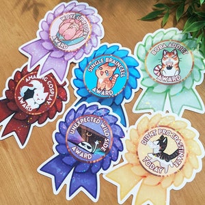 Puede incluir: Seis pegatinas de cinta de premio coloridas con purpurina y gatos de dibujos animados. Las pegatinas muestran el texto "Woke Up Today Award", "Amazing Cosplay Award", "Single Braincell Award", "Unexpected Wild Side Award", "Boba Addict Award" y "Didn't Procrastinate Today".