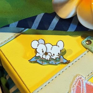 Reise Set: Maus Familie Hard Enamel Pin | Vergoldet | Nettes Geschenk | Pin Sammler | Original Kunst | Landkarte | Entdecker