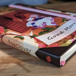 Cuaderno de notas romántico de cuero sintético/cuero vegano/Gato entregando una carta de amor/Hora mágica/Resplandor del amanecer/Rosa