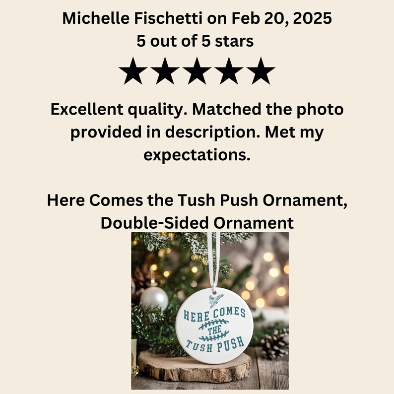 Op de afbeelding: Witte keramische ornament met de tekst "Here Comes the Tush Push" in tealblauwe letters. De ornament hangt aan een wit lint en is omringd door een groene kerstboom.
