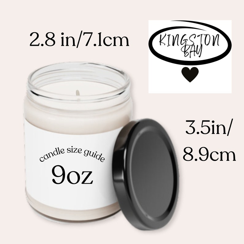 Pu&ograve; includere: Una candela da 9 once in un barattolo di vetro trasparente con un coperchio nero. La candela &egrave; etichettata "guida alle dimensioni delle candele 9oz". Il barattolo ha un diametro di 7,1 cm e un'altezza di 8,9 cm. L'etichetta include anche il testo "Kingston Bay".