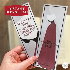 Könnte beinhalten: Zwei rechteckige Lesezeichen mit schwarzen Rändern. Ein Lesezeichen hat den Text "DON'T LET THE BASTARDS GRIND YOU DOWN." Das andere Lesezeichen hat eine Illustration und den Text "THE HANDMAID'S TALE by: Margaret Atwood." Ein rotes Banner zeigt "INSTANT DOWNLOAD."