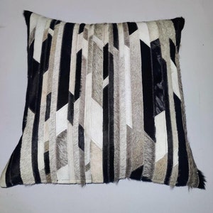 Geometrische koeienhuid kussensloop, grijs en wit patchwork, handgemaakt ZC 52