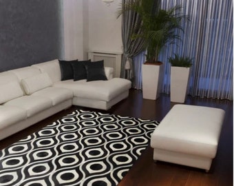 Tappeto patchwork in pelle bovina fatto a mano: design in pelle bianca e nera ZR 07