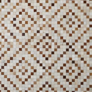 Peut inclure: Un tapis à carreaux en cuir brun et blanc.