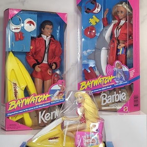 Puede incluir: Una taza de cerámica blanca con un asa negra y el texto "But First, Coffee" en negro, con una fuente de estilo manuscrito. La taza está sobre una superficie blanca.