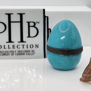Robin&#39;s egg porcelain hinged box with robin trinket. Made by Midwest of Cannon Falls. Rare.
