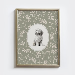 Könnte beinhalten: Gerahmter Druck mit einer detaillierten Illustration eines flauschigen Hundes in einem ovalen Rahmen. Der Hintergrund ist salbeigrün mit einem zarten Blumenmuster. Der Rahmen ist metallisch goldfarben.