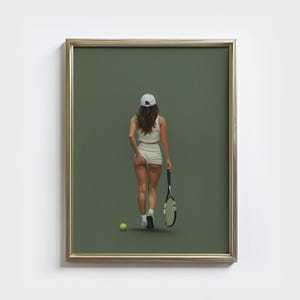 Op de afbeelding: Ingelijste kunstdruk met een persoon in tennisoutfit, die een racket vasthoudt en wegloopt. De persoon draagt een witte pet, top en shorts. Een tennisbal ligt op de grond. De achtergrond is effen olijfgroen.