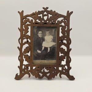 Cadre ancien en bois ajouré avec photo – Fille et femme, v. Carte de cabinet des années 1890, J. Holloway Cheltenham