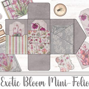Puede incluir: Un mini folio gris y blanco con un diseño floral. El folio tiene bolsillos y solapas para guardar tarjetas y otros artículos pequeños. El texto "Exotic Bloom Mini-Folio" está impreso en la parte inferior de la imagen.